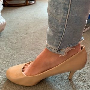 Nude pumps